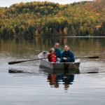 des gens en barque sur un lac mission