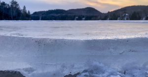 Le chant de la glace sur un lac l'hiver