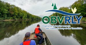 Photo de biologistes sur un lac avec le logo de l'OBVRLY