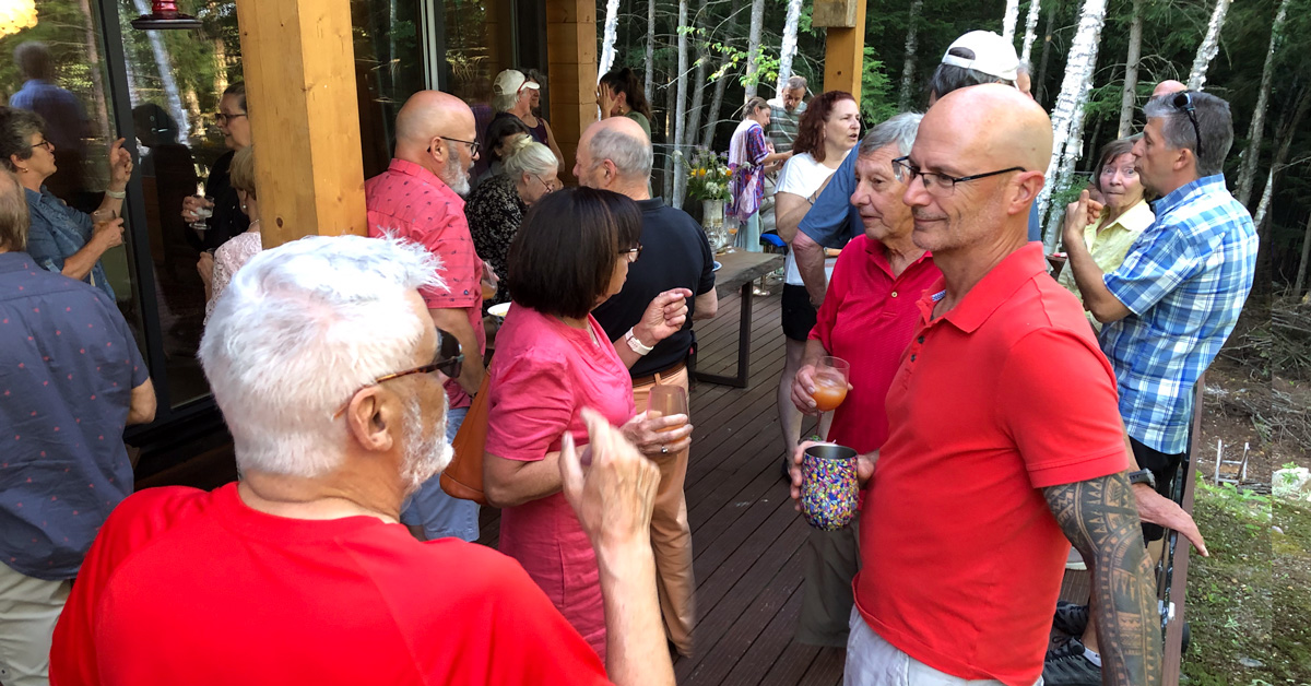 Des gens discutent à la fête des riverains