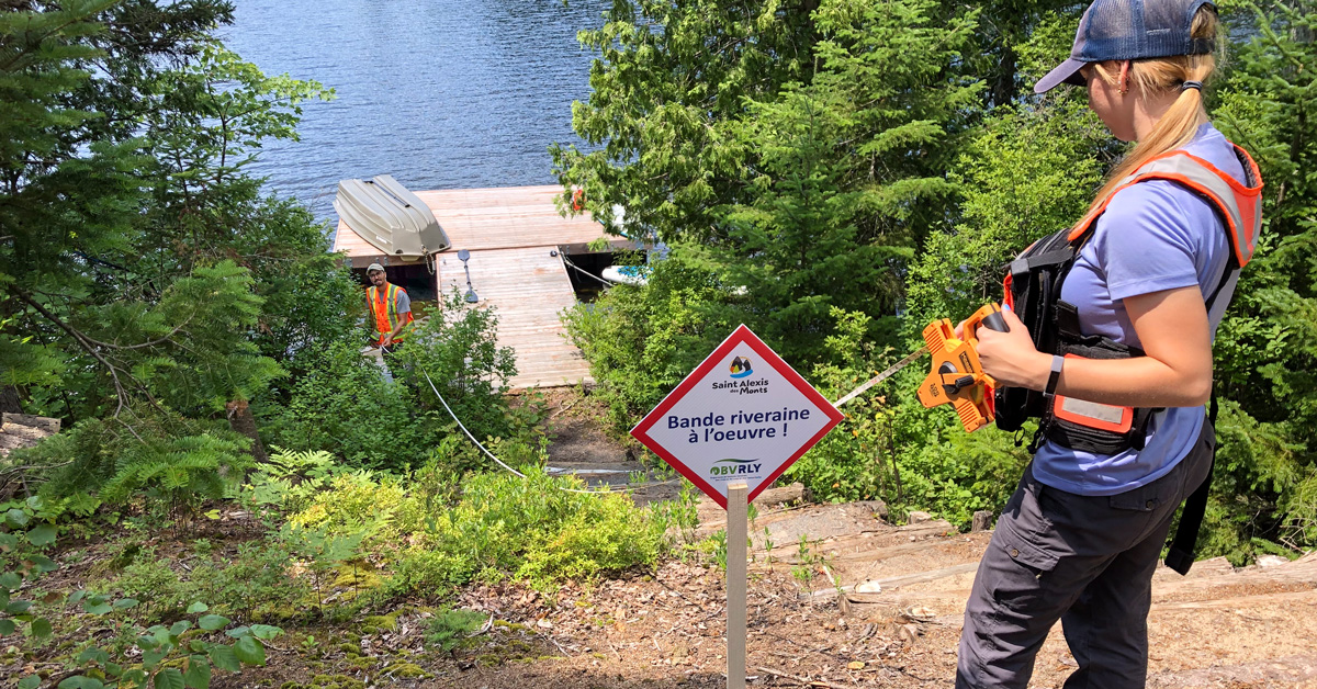 Biologistes de l'OBVRLY analysant la conformité d'une bande riveraine au lac Lambert.