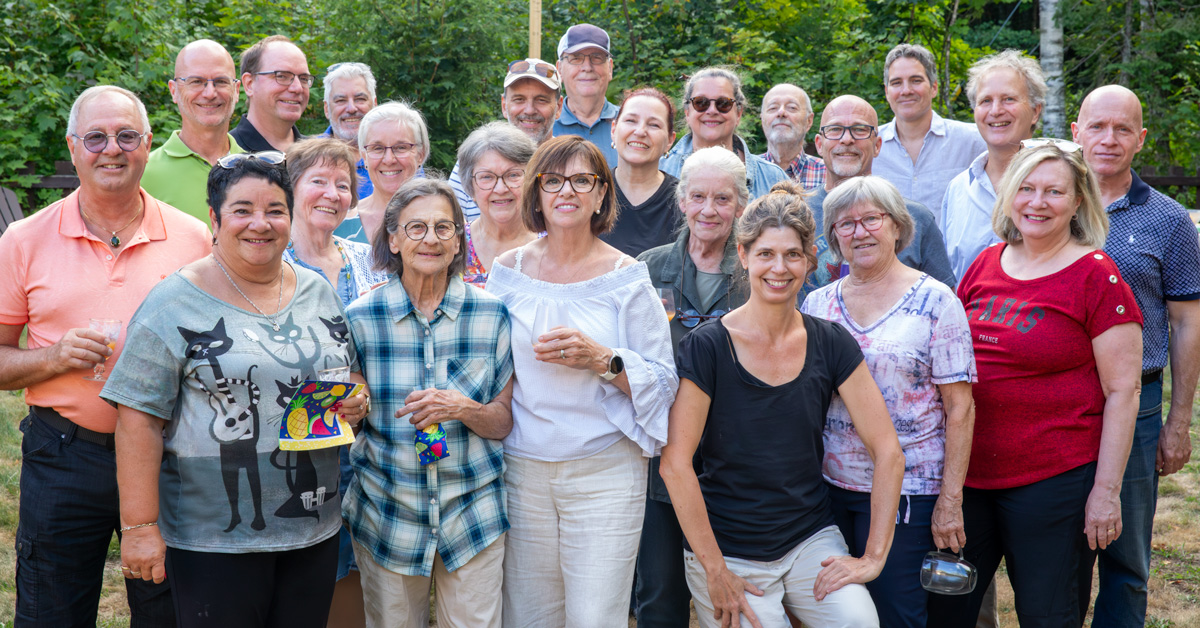 Un groupe d'une vingtaine de personnes regardant tous en direction de l'appareil photo.